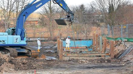 Matschige Angelegenheit. Bauleute haben auf der Hafenbaustelle in Teltow mit dem Bodenaustausch begonnen.