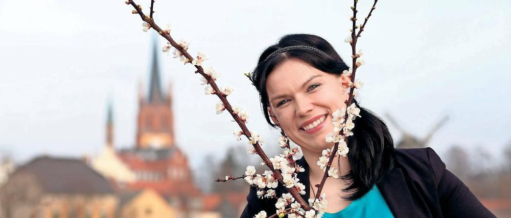 Cindy Linke ist neue Blütenkönigin von Werder. Die 27-Jährige ist seit Jahren die Erste, bei der das nicht erst einen Tag vor der Eröffnung des Blütenfestes bekannt gegeben wird.