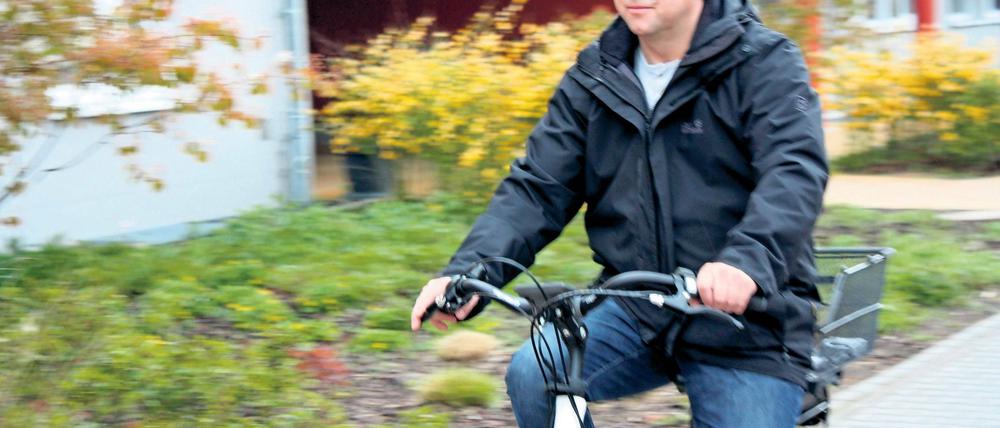 Testradler. Mario Grocholski hat sich bei Julian Affeldt für mehrere Wochen ein Elektrofahrrad ausgeliehen und einige seiner 17 Kilometer langen Arbeitswege damit absolviert. Dafür habe sich das Rad bewährt, 30 Kilometer seien aber zu lang.