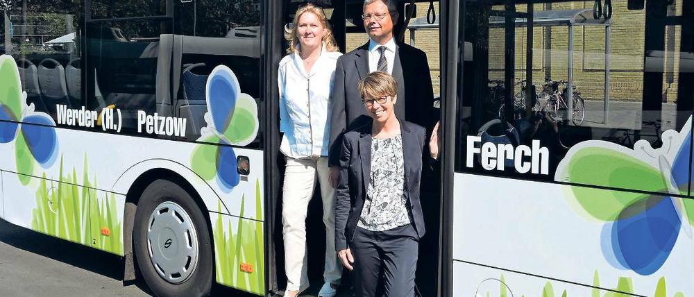 Auf Achse. Manuela Saß, René Poleske und Kerstin Hoppe (v.l.) vorm neuen Bus.