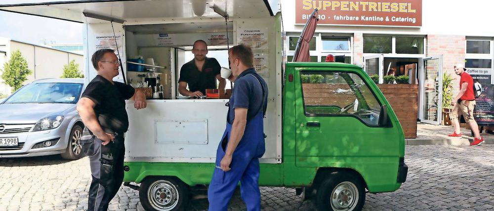 Miniküche auf Rädern. Bistrobesitzer Andreas Stöckert ist in Teltow mit einem kleinen Foodtruck unterwegs.