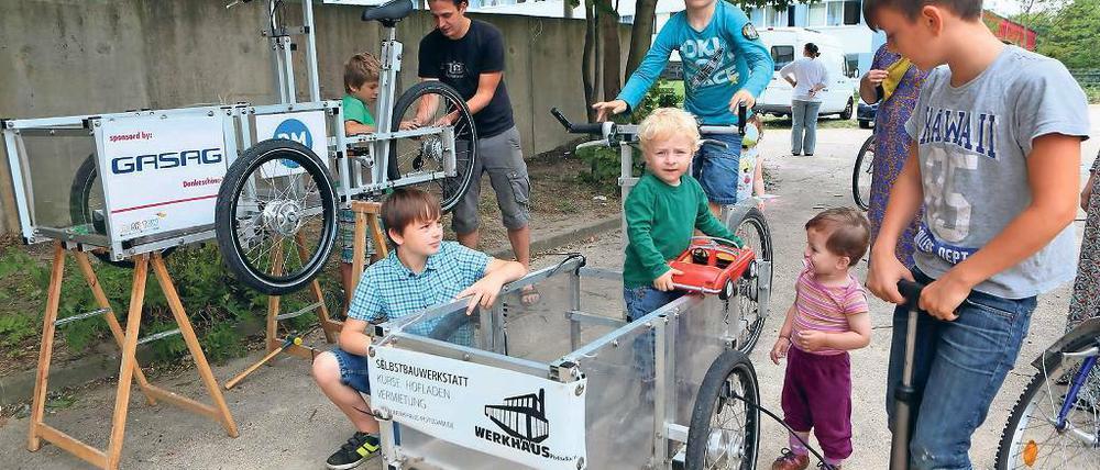 Erlebnis-Rad. Das Lastenrad wurde drei Tage lang mit Hilfe vieler Kinder zusammengebaut. Ab kommender Woche werden darin Spielsachen zu Flüchtlingsheimen gefahren.