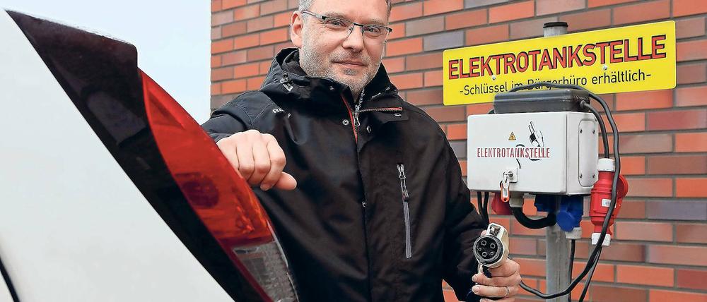 Experte für Elektromobilität. Julian Affeldt und die einzige öffentliche Ladestation in Kleinmachnow.