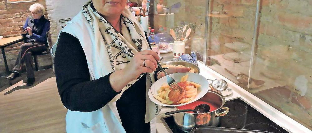 Gemütliches Stübchen. Martina Müller leitet seit 16 Jahren die Tee- und Wärmestube, die nun ins Stadtzentrum gezogen ist. Täglich essen hier etwa zehn Menschen, 25 holen sich Lebensmittelspenden ab.