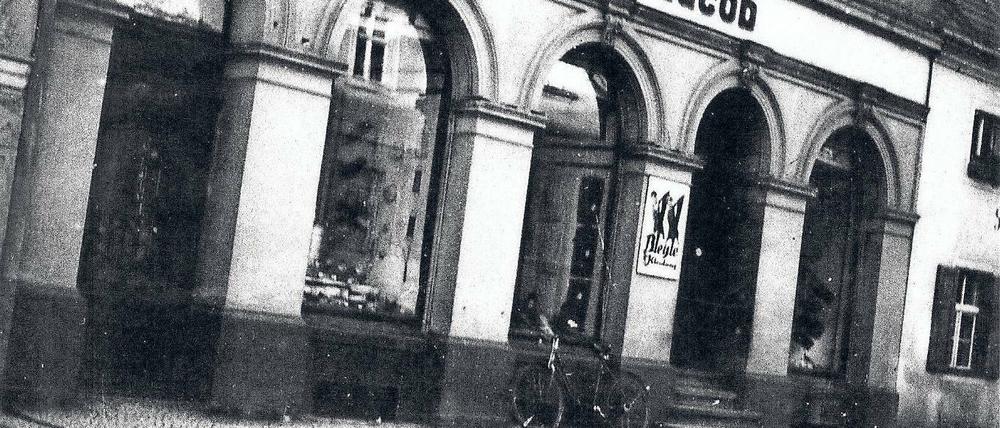 Verfolgt. Das Kaufhaus Jacob in der Torstraße bestand mindestens bis Ende 1938, als es im Novemberpogrom verwüstet wurde. Das Schicksal von Inhaber Max Jacob ist ungeklärt. Zwei seiner drei Kinder wurden nach Auschwitz deportiert und kamen um.