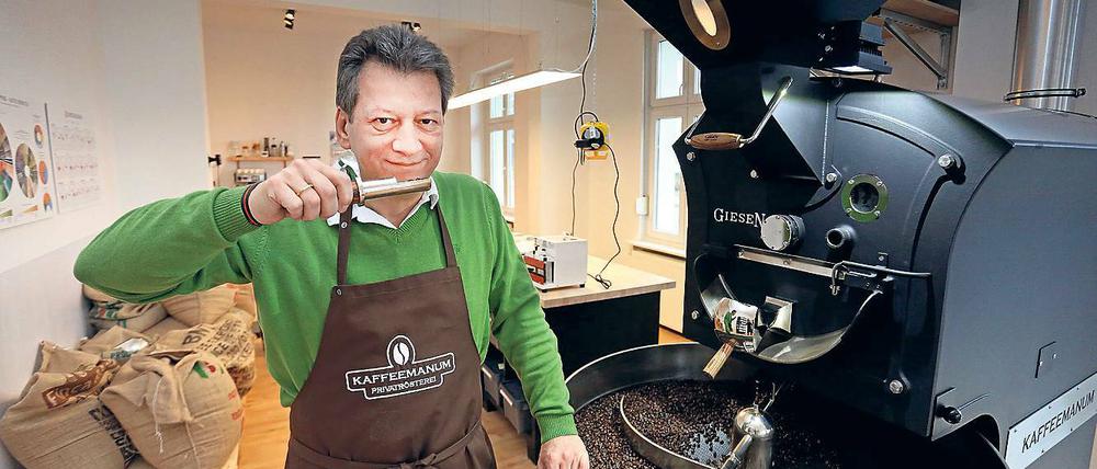 Duftprobe. Volker Behrendt röstet in seiner Rösterei „Kaffeemanum“ in Teltow noch von Hand. Seit Jahren beschäftigt sich der frühere IT-Außendienstler mit Kaffee. Er experimentiert gern mit den Bohnen und will in seinem neuen Geschäft auch eigene Kreationen anbieten.