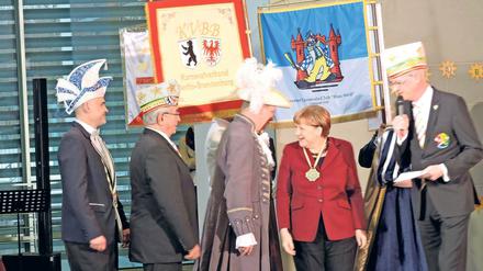 Wiedererkannt. Zum zehnten Mal begrüßt Bundeskanzlerin Angela Merkel beim Tollitätenempfang in Berlin Walter Kassin (2.v.l.). Inzwischen, sagt der Vorsitzende des Karnevalsverbandes Berlin Brandenburg, wisse sie, wo Werder ist und dass dort jährlich das Baumblütenfest gefeiert wird. Von Klaus-Ludwig Fess (r.) hat die Kanzlerin zuvor den Ehrenorden des Bundes Deutscher Karneval verliehen bekommen.