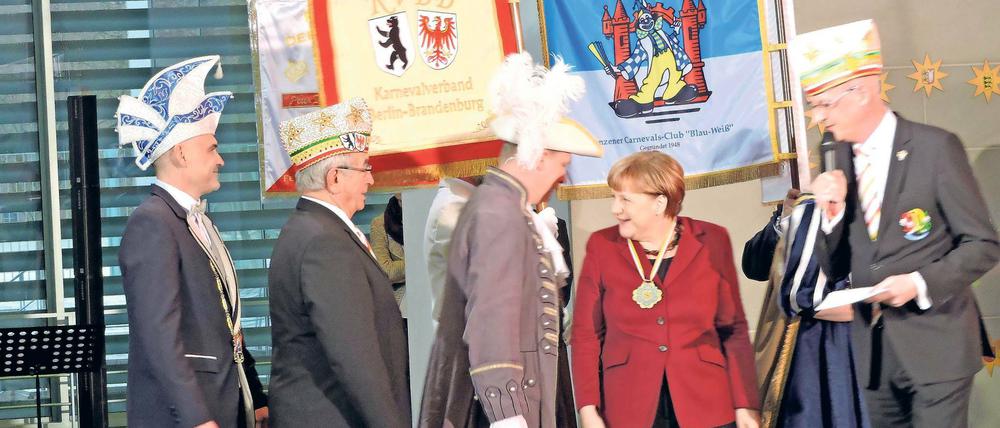 Wiedererkannt. Zum zehnten Mal begrüßt Bundeskanzlerin Angela Merkel beim Tollitätenempfang in Berlin Walter Kassin (2.v.l.). Inzwischen, sagt der Vorsitzende des Karnevalsverbandes Berlin Brandenburg, wisse sie, wo Werder ist und dass dort jährlich das Baumblütenfest gefeiert wird. Von Klaus-Ludwig Fess (r.) hat die Kanzlerin zuvor den Ehrenorden des Bundes Deutscher Karneval verliehen bekommen.