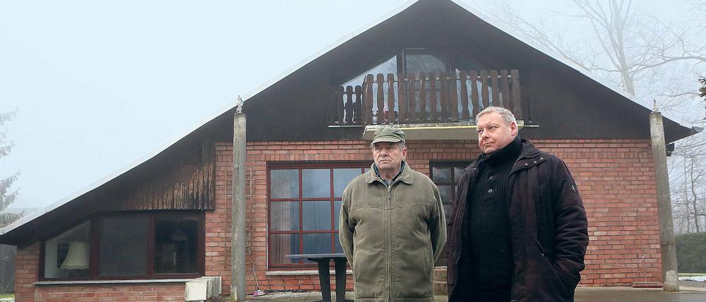 Vor dem Nichts. Über Jahre lebte Ingolf Kauz (rechts) in seinem Haus im Teltower Siedlerweg, das sein Vater Günter einst als Bungalow gebaut hatte.