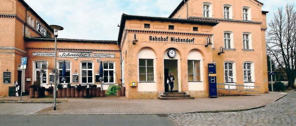 Was ist er wert? Der Außeneindruck des Michendorfer Bahnhofes ist zwar gut. Innen gibt es aber abgesperrte Bereiche, in denen sich schon Deckenteile lösen. Die Gemeinde hatte der Bahn zuletzt 50 000 Euro als Kaufpreis geboten.