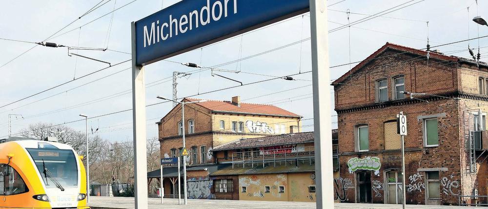 Sanierungsfall. Besonders die den Bahnsteigen zugewandte Bahnhofsseite in Michendorf ist in schlechtem Zustand. Die Grundsanierung der Station würde eine halbe Million Euro kosten.