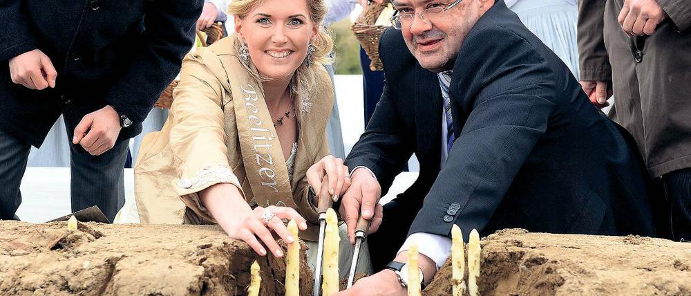 Die neue Beelitzer Spargelkönigin Nicole Hahn mit Brandenburgs Agrarminister Jörg Vogelsänger (SPD).