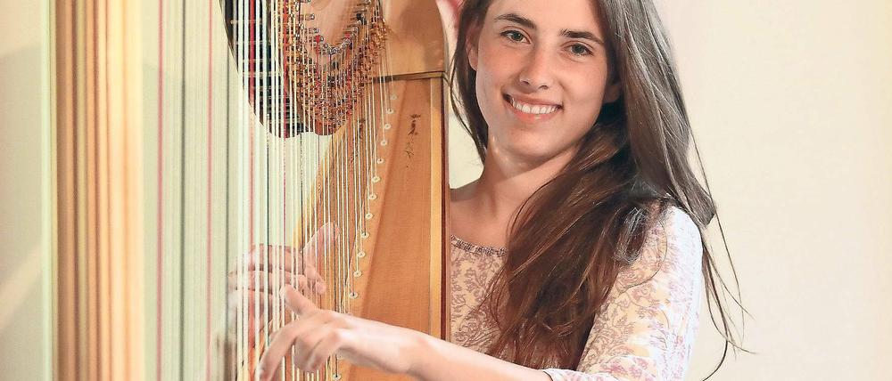 Gut gezupft. Serafina Jaffé hat an der Harfe die Jury von Jugend musiziert überzeugt. Schon ihre Oma hatte ihr zum Einschlafen auf dem Instrument vorgespielt.