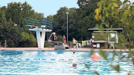 Draußen und drinnen. Die Betreibergesellschaft des Freibads Kiebitzberge in Kleinmachnow soll eine Analyse zu einer Schwimmhalle in der TKS-Region anfertigen.