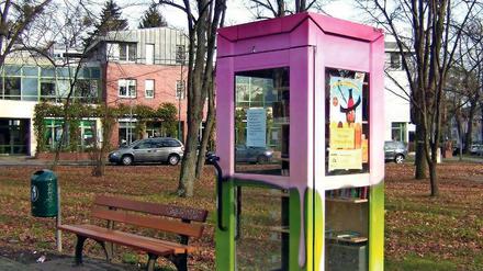 Mini-Bücherei. In Kleinmachnow gibt es seit Montag eine Bücherbox in Form einer alten Telekom-Telefonzelle. Die Gestaltung haben Mitglieder aus dem Graffiti-Kurs des Jugendtreffs „Carat“ übernommen.