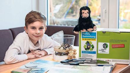 Gorilla-Freund. Der elfjährige Eric sammelt für eine Aktion der Zoologischen Gesellschaft Frankfurt alte Handys in Kleinmachnow. Durch die Einnahmen sollen Ranger unterstützt werden, die den Lebensraum von Berggorillas bewachen.