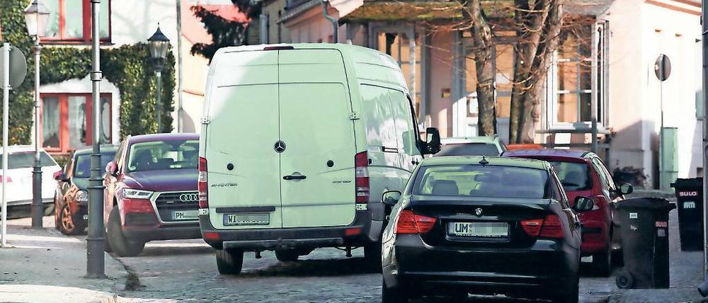 Engpässe. Autofahrer denken beim Parken selten an die nötige Durchfahrtbreite für Rettungsfahrzeuge. Die Stadt Werder will nun im Interesse aller Bürger konsequent gegen Falschparker vorgehen.