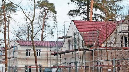 Im Trend. Jahrelang stagnierten die Grundstückspreise in Beelitz. Jetzt macht sich der Druck aus Potsdam und Berlin bemerkbar. In den Heilstätten entstehen immer mehr Häuser. Die Bodenpreise liegen zwischen 25 und 100 Euro pro Quadratmeter.