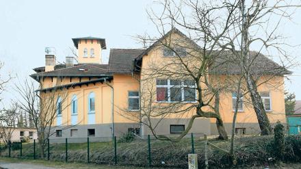 Verblasster Charme. Die Villa am Glindower See hat eine wechselvolle Geschichte. Sie wurde viele Jahre lang als Krankenhaus genutzt, mit eigener Entbindungsstation. Dort wurden Ruhr- und Gelbsuchterkrankte geheilt. Von 1963 bis 2002 diente das Gebäude als Förderschule. Seither steht es größtenteils leer. 2013 wurde es an eine Stahnsdorfer Immobilienfirma verkauft.