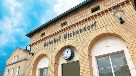 Herausgeputzt. Das Bahnhofsgebäude von 1879 hat der Berliner Unternehmer Thomas Drechsel (B. u. l.) gekauft und saniert es mit Architekt Hajo Mattern (r.). Im Eingangsbereich der Bahnhofshalle soll es künftig einen Kiosk in einem Pavillon geben.