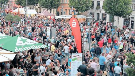 Gut gefüllt. Zum Spargelfest kamen am Wochenende Zehntausende Besucher in die Beelitzer Altstadt und erlebten zahlreiche Konzerte und einen Festumzug.