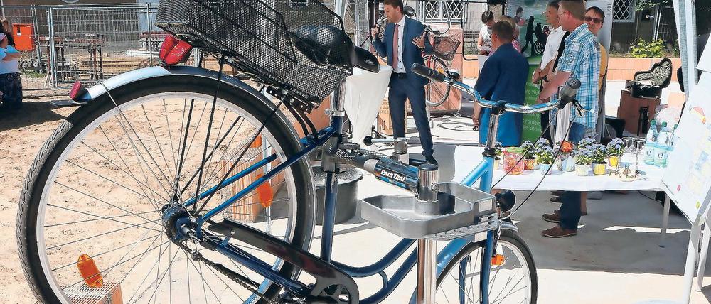 Welche Farbe darf’s denn sein? Die neue Fahrradwerkstatt des Oberlinhauses in Michendorf bekommt ein vergleichsweise schlichtes Äußeres. Die Jobs in der Einrichtung sind im Übrigen sehr begehrt.