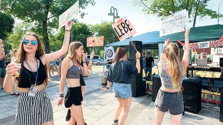 Heimatlos. Rund 30 Jugendliche aus Teltow, Stahnsdorf und Kleinmachnow haben am Samstag in Teltow für einen legalen Ort für ihre Techno-Partys demonstriert. Neben Botschaften auf Schildern warben sie mit Musik vom DJ-Pult für ihr Anliegen.