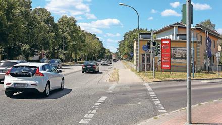 Bald Baustelle. Die Potsdamer Allee in Stahnsdorf ist rund um die Wannseestraße nur noch bis Sonntag befahrbar. Ab dem 9. Juli wird sie voll gesperrt und komplett saniert. In diesem Abschnitt wird die Fahrbahn schmaler und es gibt einen getrennten Radweg, ab dem Schleusenweg kommt ein Radstreifen auf der Fahrbahn.