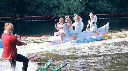 Höher, nasser, weiter. Die Wassersportler am Schwielowsee präsentieren jedes Jahr eine große Show zum Fährfest, die Havel wird dann für die Schifffahrt gesperrt.