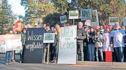 Rund 80 Anwohner und Naturschützer haben am Samstag gegen die Rodung eines Wäldchens in Wilhelmshorst demonstriert. 