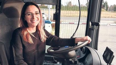 Audrey Mieser hat am Samstag in Stahnsdorf mehrere Runden mit einem Linienbus auf dem Regiobus-Betriebshof gedreht.