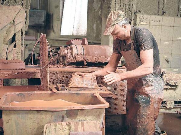 Die Ziegelproduktion ist noch immer zum Großteil Handarbeit. Dirk Thomas bringt als sogenannter Handstreicher den Ton in Form.