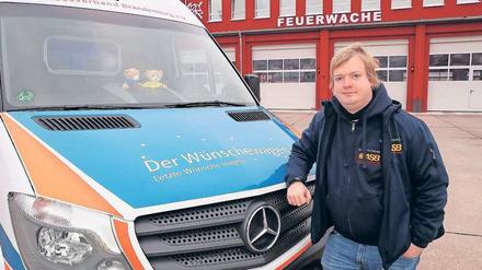 Der 32-jährige Manuel Möller koordiniert den Einsatz des Brandenburger Wünschewagens.
