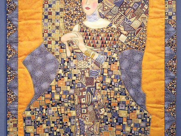 Patchworkkünstlerin Eva-Luise Grützmacher zeigt eine Hommage an Gustav Klimt.