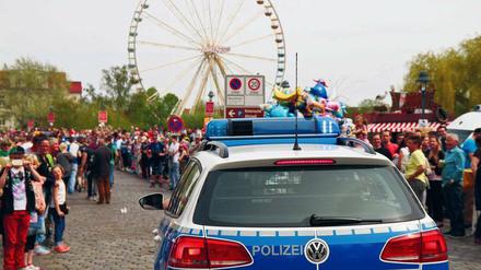 Gut gesichert. Mehrere hundert Polizisten sind an den Wochenenden und dem 1. Mai gleichzeitig auf dem Baumblütenfest unterwegs.