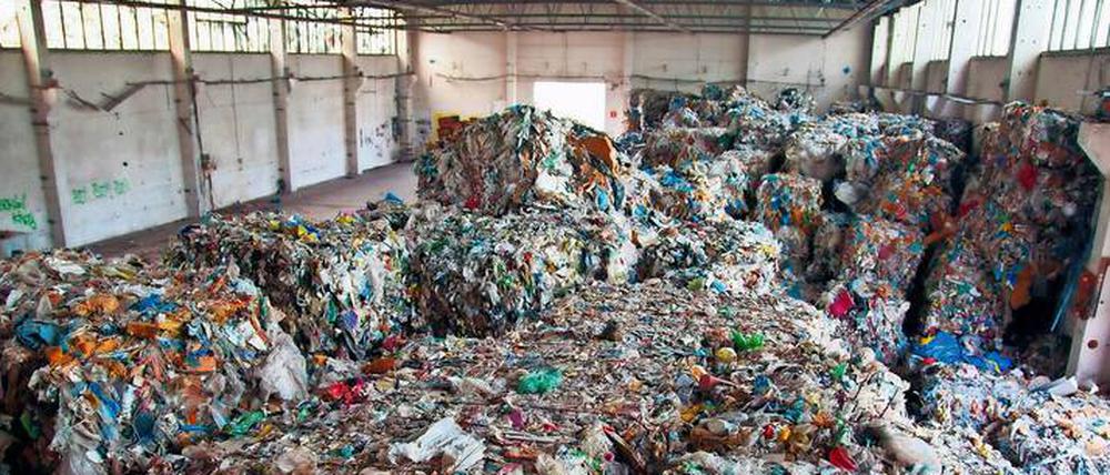 Seit mehr als zehn Jahren lagern in einer Halle des früheren Fahrzeugwerks in Treuenbrietzen rund 640 Tonnen Plastikmüll und warten auf ihre Entsorgung. In einer Auflistung von illegalen Mülldeponien im Landkreis von Landrat Wolfgang Blasig (SPD) kam die Müllablagerung nicht vor.