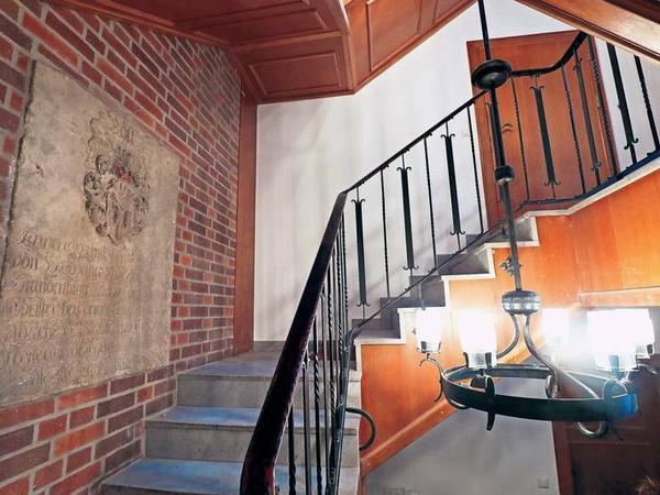 Das Treppenhaus wurde erst 1989 errichtet, die Steintafel stammt allerdings von 1695.