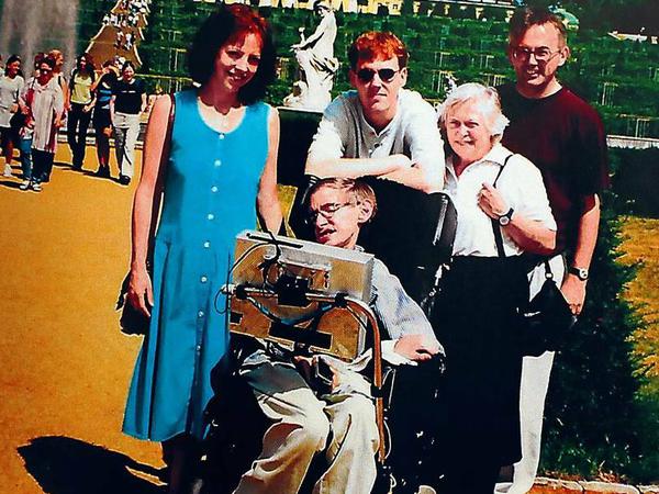 Stephen W. Hawking mit Nicolai (hinten r.) in Potsdam. 