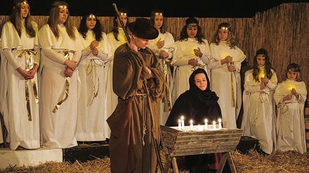 Die Rolle der Maria im Kleinmachnower Krippenspiel übernimmt seit zehn Jahren eine ehemalige Gesangsschülerin von Veranstalterin Christiane Heinke. 