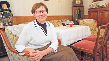 Die gemütlichen Sessel und das Canapé hat Heidi Garbe von einer Bekannten, die mit 101 Jahren in ein betreutes Wohnen gezogen ist. 