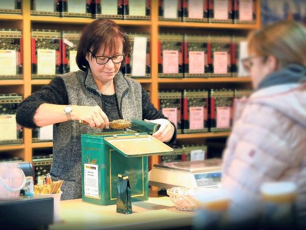 Die Inhaberin des Ladens „Tee &amp; Co.“, Monika Braksch, ist seit 2004 vor Ort.