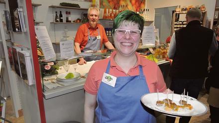 Karsta Semler serviert auf der Grünen Woche unter anderem ihr Chutney aus Grünen Tomaten auf Brot. 