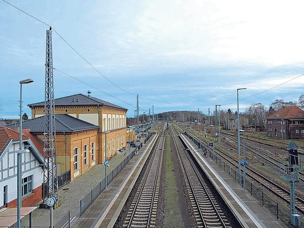 Am Bahnhof Bad Belzig, liegen rechts noch die Gleise der früheren Städtebahn. 