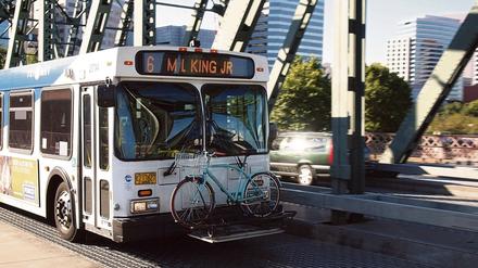 In den USA sind Fahrradträger an Busfronten seit Jahren Standard.