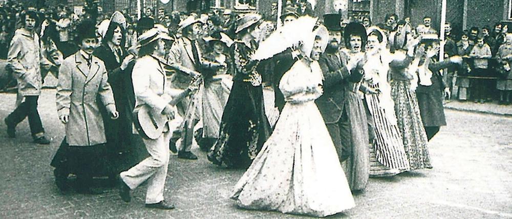 1979 wurde zum 100. Jubiläum des Baumblütenfestes opulent mit einem Umzug gefeiert. Vorher gab es den wohl nicht. 