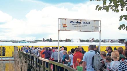 Die Weisse Flotte fuhr in den Vorjahren halbstündlich nach Werder, jetzt sind vier Fahrten am Tag geplant.