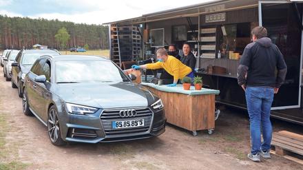 Spargel-Drive-In. Vom Stand direkt ins Auto verkaufen Mitarbeiter des Spargelhofs Buschmann und Winkelmann das  Edelgemüse. 