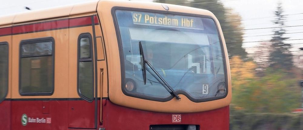 Wichtig für Pendler. Zehntausende Berufstätige nutzen die S-Bahn in normalen Zeiten täglich. Jetzt haben sich Brandenburg und Berlin auf eine Ausschreibung neuer Wagen geeinigt.