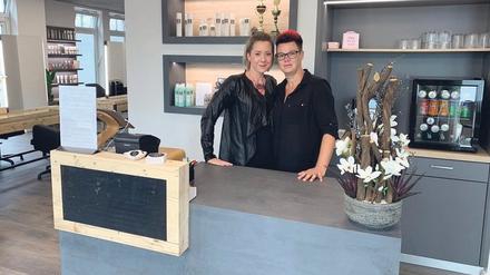 Salonleiterin Isabell Lojek (l.) mit ihrer Stellvertreterin Antje Jentzsch in ihrem Laden „Abschnitt Eins“ in der Potsdamer Allee.