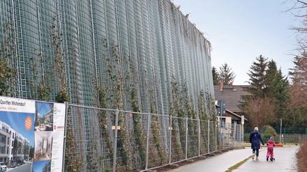Wohnen hinter Mauern. Acht Meter hoch ist die Schallschutzwand, die das neue „Johanniter-Wohnquartier“ in Michendorf begrenzt. Das gigantische Bauwerk soll den Zuglärm abhalten. Parallel soll die Wand zur grünen Oase, einem vertikalen Garten werden. 